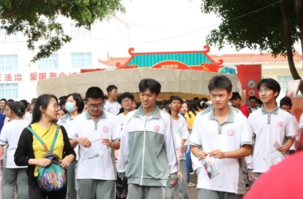 大力改善职业教育办学条件稳步推进职业教育一核两翼整合办学 大力改善职业教育办学条件稳步推进职业教育一核两翼整合办学